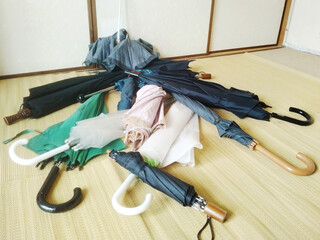 断捨離中のたくさんの傘