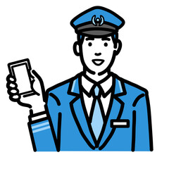 スマートフォンを持っている車掌の男性
