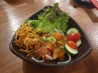 Spicy Salmon Salad It comes in a small black triangular dish. Topped with lettuce It turned into crispy noodles, cucumbers and cherry tomatoes.