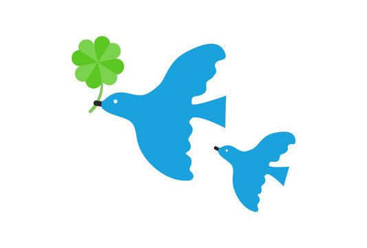 きれいな空を飛ぶ四つ葉のクローバーを運ぶ青い鳥の親子と雲 - 平和・SDGs・脱炭素のイメージ素材