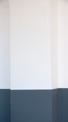 Pared blanca y gris con saliente