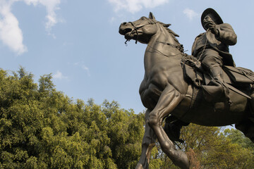 Estatua de caballo en la revolución 