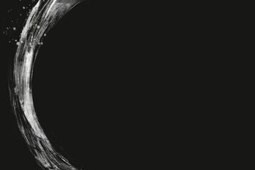 Fototapeta na wymiar 黒背景に銀色のブラシストロークの曲線・左　抽象的　ダーク　和風　筆　コピースペース　しぶき　夜　東洋