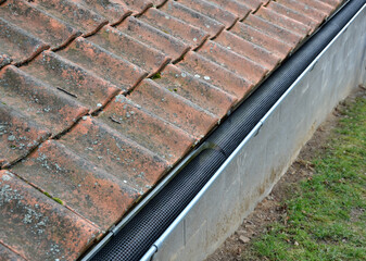 Well-designed covering the inside of the gutter with a plastic grid. the leaves of the trees do not...