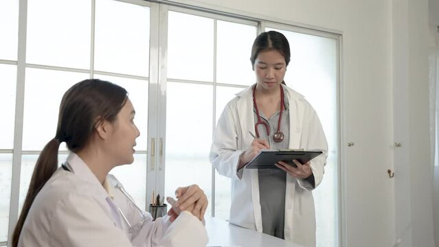 4K 50fps, Asian female medical student, studying patient information with a doctor, at the hospital, health and medical concepts