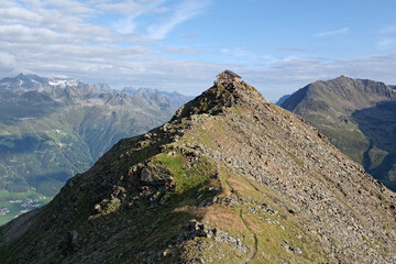 Bergwandern mit Blick auf eine Schutzh&uuml;tte und die &Ouml;tztaler Gipfel, Alpen, Tirol, &Ouml;sterreich, Europa
