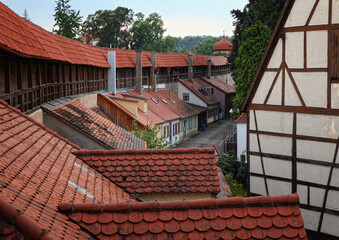 Spaziergang entlang der historischen Stadtmauer der mittelalterlichen Stadt Nördlingen im Ries,...