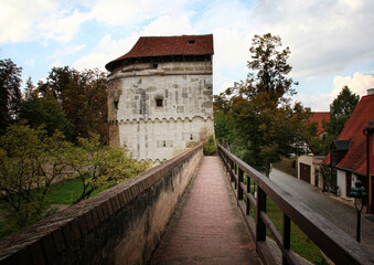 Spaziergang entlang der historischen Stadtmauer der mittelalterlichen Stadt Nördlingen im Ries mit Blick auf die alte Bastei, Schwaben, Bayern, Deutschland, © macrossphoto