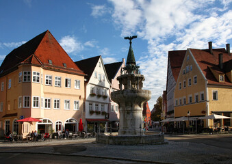 Spaziergang in der mittelalterlichen Stadt Nördlingen im Ries mit Blick auf die historischen...