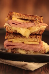 sandwich grillé au jambon, camembert, et endives braisées