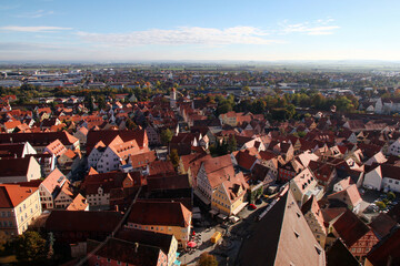 Ausblick vom Daniel über die Dächer der historischn, mittelalterlichen Stadt Nördlingen im Ries,...