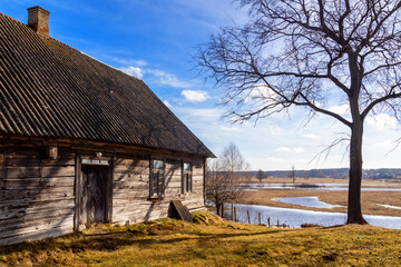 Samotny dom na skraju Doliny Narwi, Podlasie, Polska