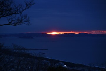 A view of the brilliance of the sunrise and the reflection of the sea surface. The moment when natural beauty impresses. 
