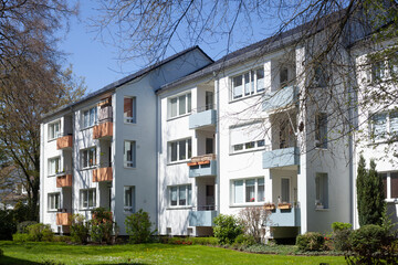 Modernes weises Wohngebäude , Mehrfamilienhaus, , Bremen, Deutschland, Europa - 489337378