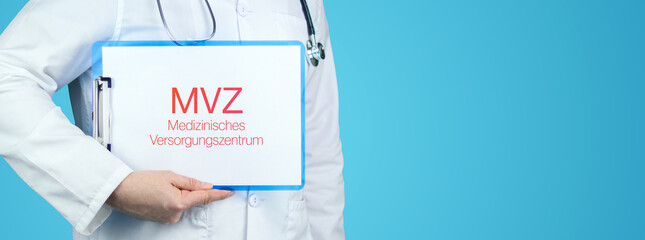 MVZ (Medizinisches Versorgungszentrum). Arzt mit Stethoskop hält blaues Klemmbrett. Text steht auf...