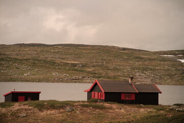 skandinaviesche landschaft mit haus am Wasse
