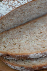Brot - geschnitten auf einem Holzbrett