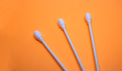 扇状に並べられた3本の綿棒