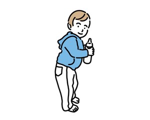 ミルクの入った哺乳瓶を両手で持つ赤ちゃん