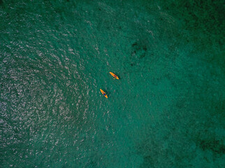 Gelbe Kayaks auf dem Meer