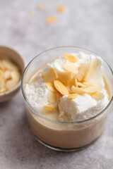 verrines iles flottantes aux oeufs fait maison avec crème anglaise au sucre de coco et amandes effilées