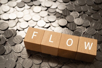 キャッシュフローのイメージ｜「FLOW」と書かれた積み木とコイン