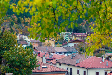 In viaggio in treno con la transiberiana ad Alfedena e Scontrone due paesi in Abruzzo. Natura e colori in autunno. Ruscelli e alberi