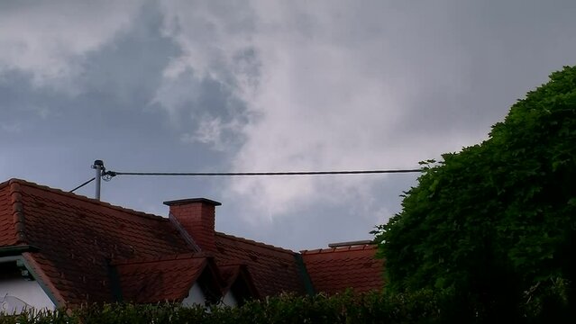 Gewitterwolken begleitet von Donner und Blitz ziehen rasch dahin (Originalton)