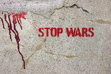 stop wars graffiti an mauer mit roten farbspuren