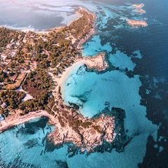 Deurstickers Luchtfoto strand Drone uitzicht op het zandstrand van Karydi in het vakantieoord Vourvourou in Griekenland. Ongelooflijke patronen van verschillende kleuren op kalm zeewater