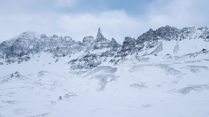 Obraz premium Farm Hraun in Öxnadalur valley in winter, North Iceland. The peaks of Mt Hraundrangar above.