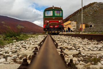 Viaggio in treno in Abruzzo, la transiberiana d'italia, Viaggio tra monti e boschi in autunno, un paesaggio bellissimo
