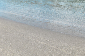 透きとおった美しい海と白い砂浜　さざ波