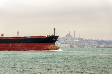 Öltanker fährt über Bosporos vor Istanbul