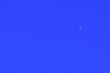 Obraz na płótnie Canvas 真っ青な空と飛行機