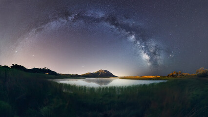 Een prachtig landschapsbeeld van een halfbewolkte cirkel bij het reflecteren op water & 39 s nachts