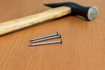 鉄釘とハンマー