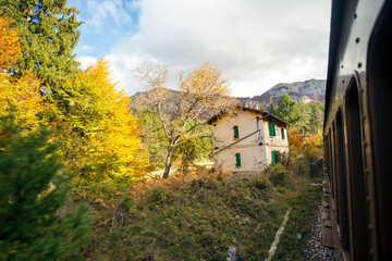 Naklejka premium Viaggio in treno in Abruzzo, la transiberiana d'italia, Viaggio tra monti e boschi in autunno, un paesaggio bellissimo 