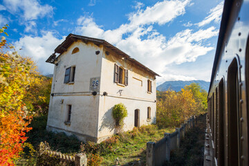Fototapeta na wymiar Viaggio in treno in Abruzzo, la transiberiana d'italia, Viaggio tra monti e boschi in autunno, un paesaggio bellissimo 