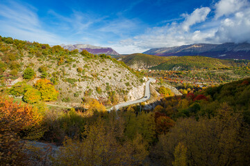 Vista panoramica dal treno in Abruzzo. La transiberiana d'Abruzzo.Alberi in autunno