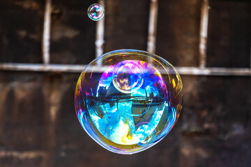 Seifenblasen, in denen sich Impressionen des Landschaftsparks Duisburg reflektieren