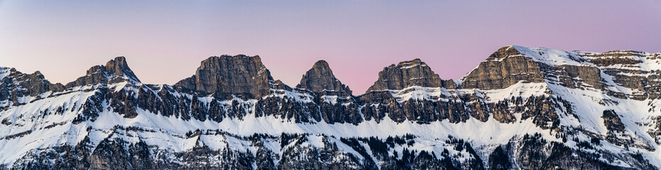 Churfirsten mit Schnee in der Abenddämmerung