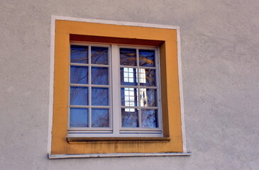 Fototapeta na wymiar Blick durch ein Fenster auf ein Fenster