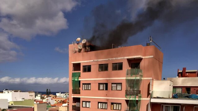 Fire in an apartment building in the center of Puerto de la Cruz - Tenerife.
In an apartment building there was a fire in the roof area with heavy smoke development.