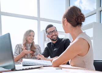 Obraz premium young business woman explaining her ideas at a business meeting.