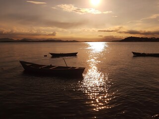 Barcos, garças e um lindo o pôr do sol.