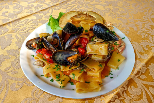 Paccheri con polpa di granchio e cozze