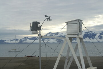urządzenia pomiarowe stacji meteorologicznej na grenlandii - obrazy, fototapety, plakaty