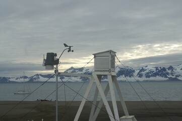 urządzenia pomiarowe stacji meteorologicznej na grenlandii - obrazy, fototapety, plakaty