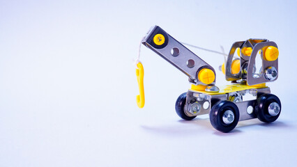 ボルトとナットで作ったおもちゃのクレーン車